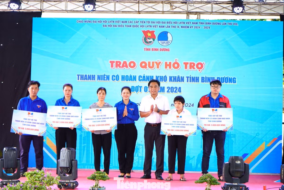 Lãnh đạo tỉnh Bình Dương trao hỗ trợ thanh niên công nhân có hoàn cảnh khó khăn
