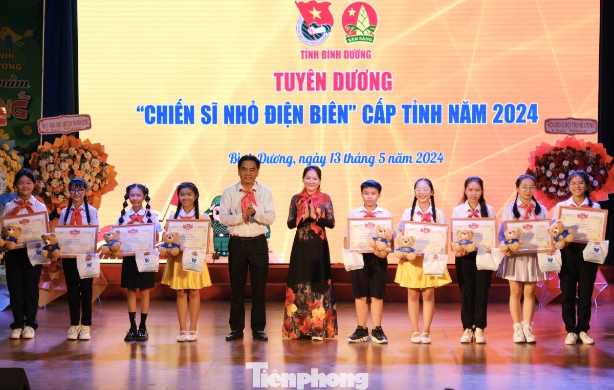 Phó Chủ tịch UBND tỉnh Bình Dương Nguyễn Lộc Hà và Giám đốc Sở GD&ĐT tỉnh Bình Dương Nguyễn Thị Nhật Hằng tuyên dương "Chiến sĩ nhỏ Điện Biên". Phó Chủ tịch UBND tỉnh Bình Dương Nguyễn Lộc Hà và Giám đốc Sở GD&ĐT tỉnh Bình Dương Nguyễn Thị Nhật Hằng tuyên dương "Chiến sĩ nhỏ Điện Biên".
