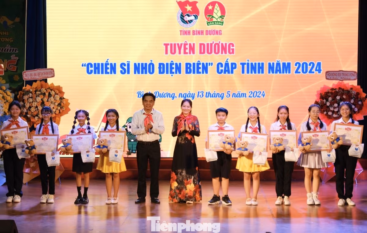 Phó Chủ tịch UBND tỉnh Bình Dương Nguyễn Lộc Hà và Giám đốc Sở GD&ĐT tỉnh Bình Dương Nguyễn Thị Nhật Hằng tuyên dương "Chiến sĩ nhỏ Điện Biên". Phó Chủ tịch UBND tỉnh Bình Dương Nguyễn Lộc Hà và Giám đốc Sở GD&ĐT tỉnh Bình Dương Nguyễn Thị Nhật Hằng tuyên dương "Chiến sĩ nhỏ Điện Biên".