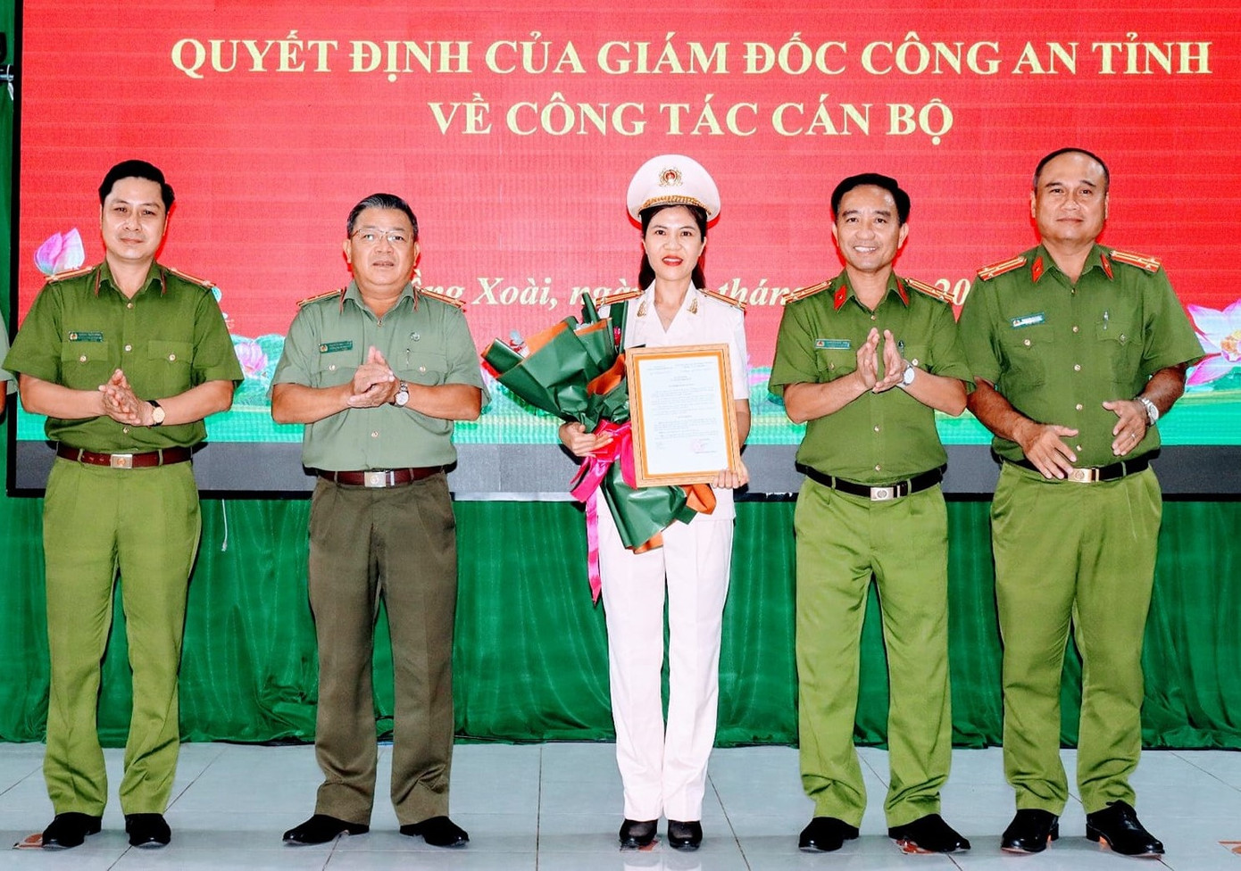 Trung tá Trần Thị Lệ Xuân (áo trắng) nhận quyết định bổ nhiệm