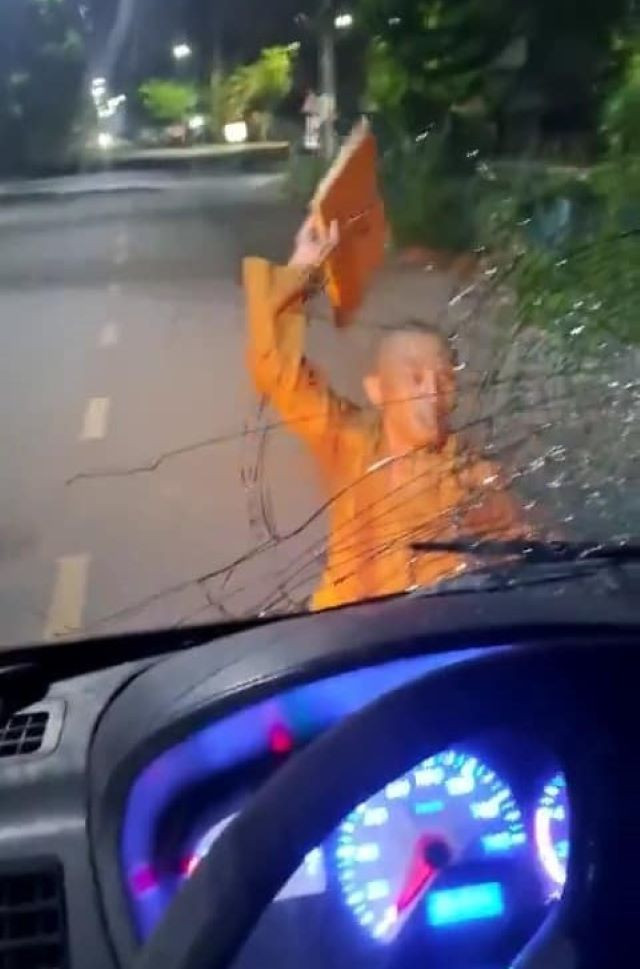 Người đàn ông đập vỡ kính xe tải