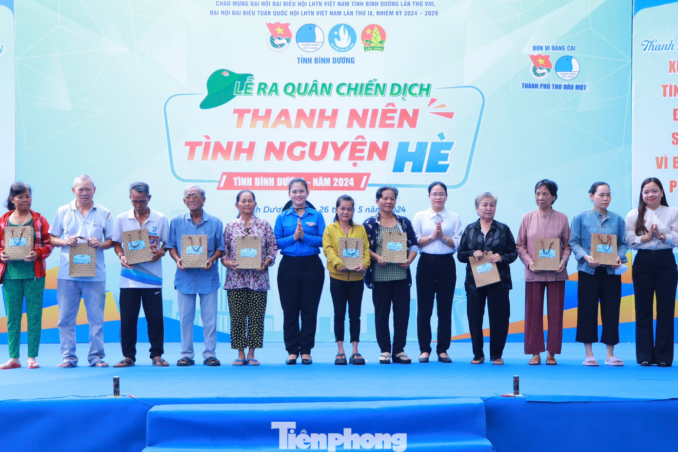 Trao tặng 10 thiết bị điện tử cho người dân