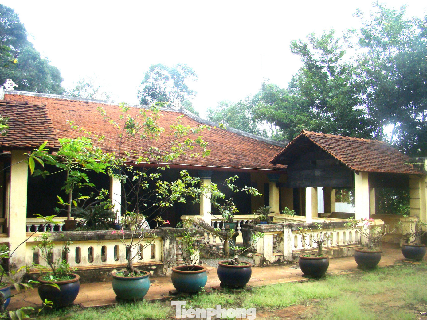 Sân nhỏ vừa là nơi đặt hòn non bộ, cây cảnh, đồng thời tạo ánh sáng cho bốn căn nhà xung quanh. Phía trước là bàn thờ chính, giữa là bàn thờ có đặt chân dung vua Thành Thái. Sân nhỏ vừa là nơi đặt hòn non bộ, cây cảnh, đồng thời tạo ánh sáng cho bốn căn nhà xung quanh. Phía trước là bàn thờ chính, giữa là bàn thờ có đặt chân dung vua Thành Thái.