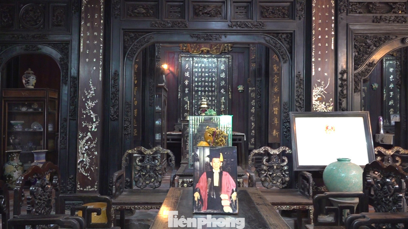 Các kèo đều có chạm cẩn, trính uốn cong. Phía trước nhà thờ là căn nhà ba gian dùng làm nhà khách. Trên tường dọc theo hành lang trong, chủ nhân treo những khung hình họa chân dung của những danh nhân và các vị vua chúa của một số nước trên thế giới khá nổi bật và rất đặc biệt. Các kèo đều có chạm cẩn, trính uốn cong. Phía trước nhà thờ là căn nhà ba gian dùng làm nhà khách. Trên tường dọc theo hành lang trong, chủ nhân treo những khung hình họa chân dung của những danh nhân và các vị vua chúa của một số nước trên thế giới khá nổi bật và rất đặc biệt.