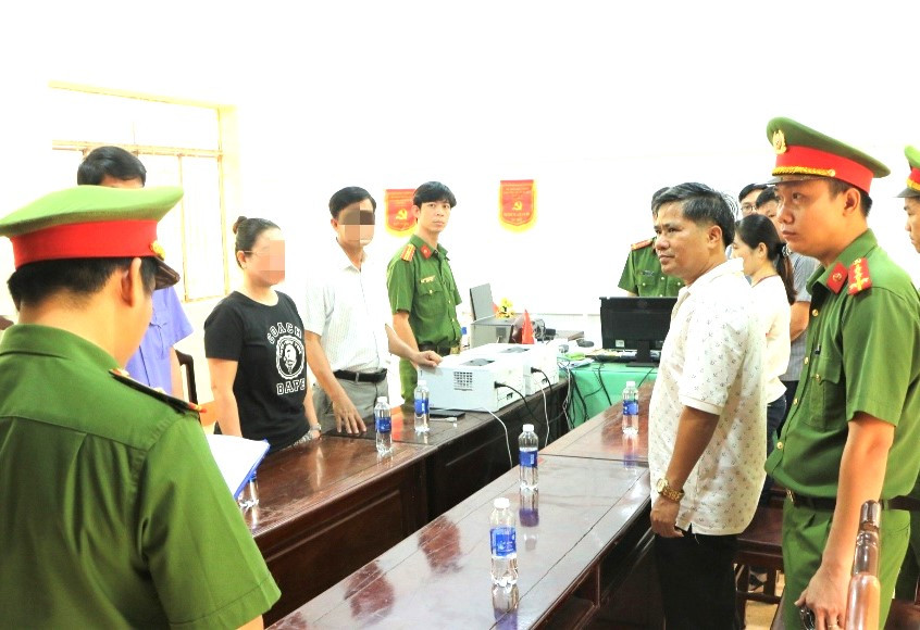 Công an công bố quyết định bắt giam ông Nguyễn Hữu Hóa (áo trắng bìa phải)