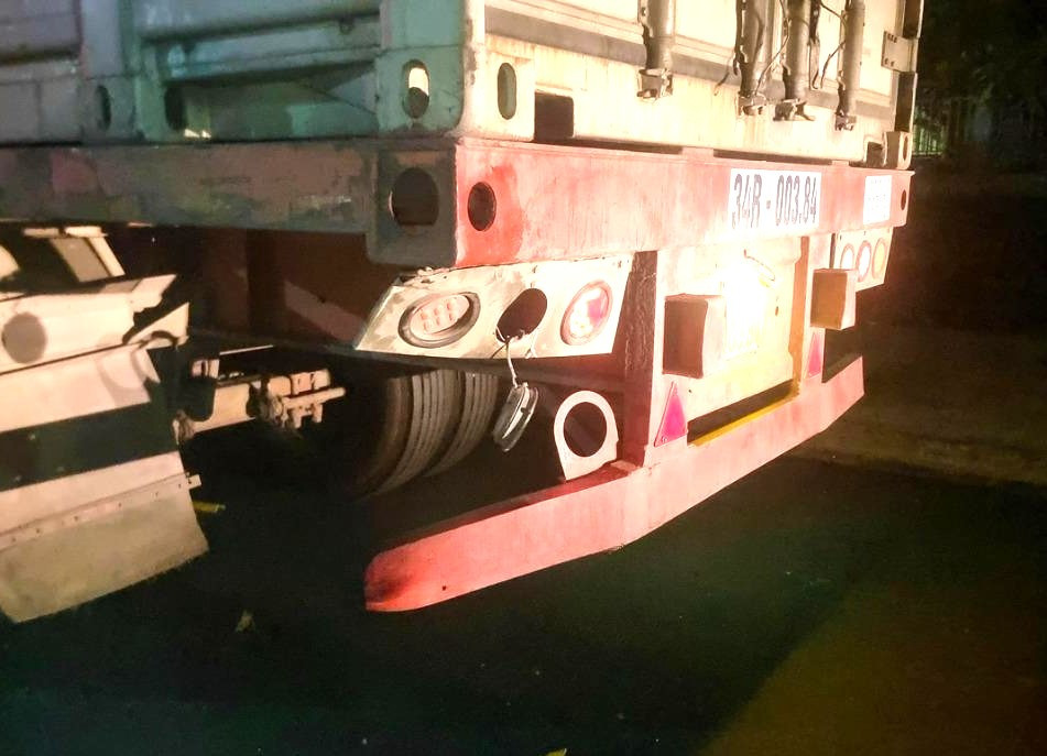 Vị trí xe máy tông vào xe đầu kéo Vị trí xe máy tông vào xe đầu kéo