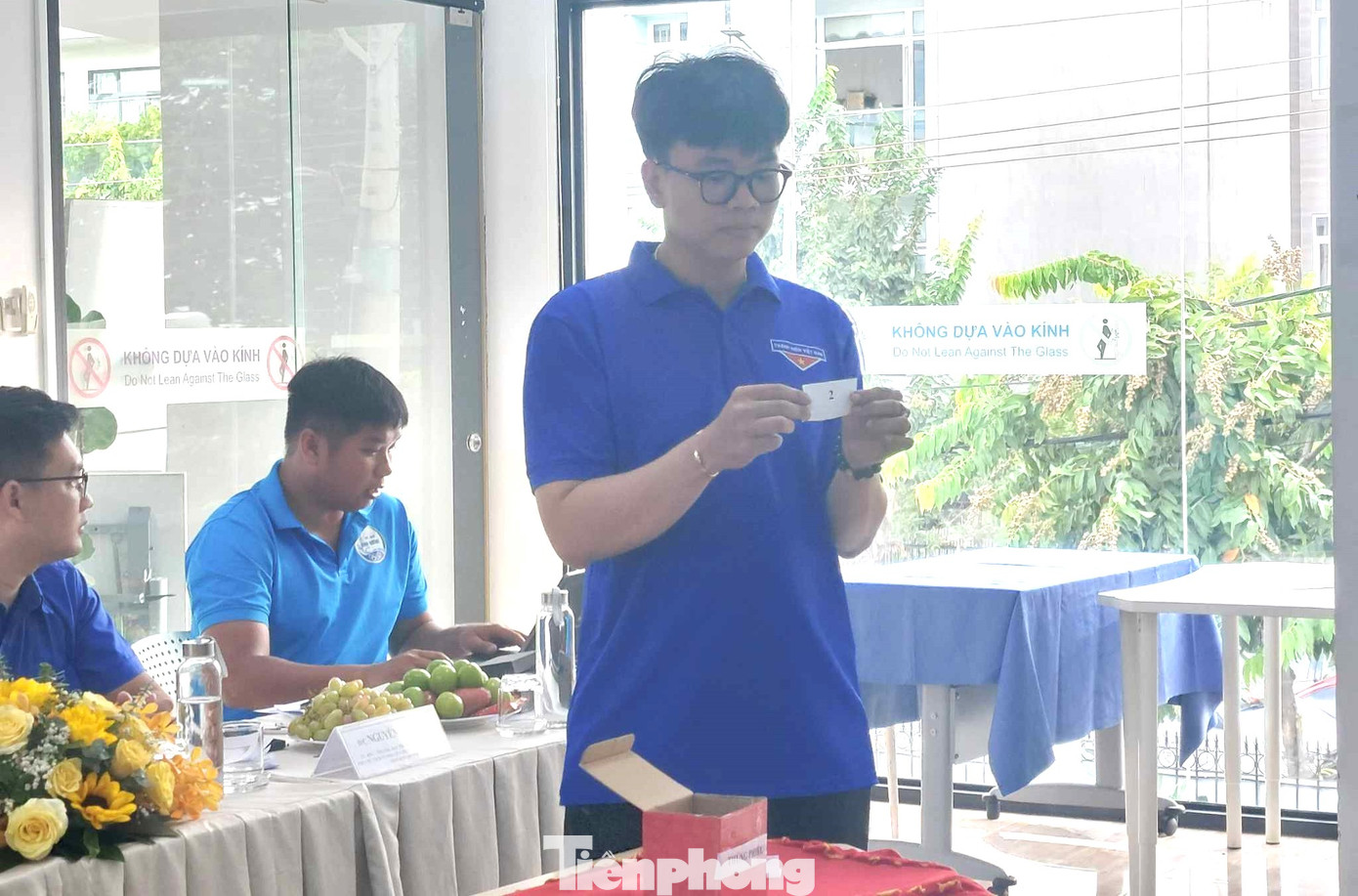 Đại diện các đội bóng bốc thăm chia bảng tại giải bóng đá