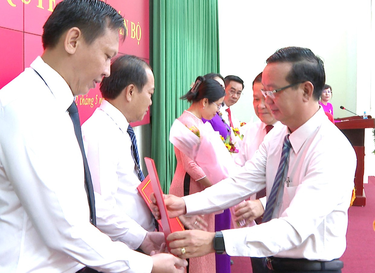 Bí thư Thành ủy Bến Cát Bùi Minh Thạnh (bìa phải) trao quyết định điều động, bổ nhiệm cán bộ Bí thư Thành ủy Bến Cát Bùi Minh Thạnh (bìa phải) trao quyết định điều động, bổ nhiệm cán bộ