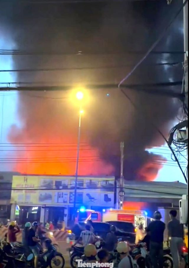 Khói lửa cuồn cuộn, 60 chiến sĩ chữa cháy công ty ở Bình Dương ảnh 3 Khói lửa cuồn cuộn, 60 chiến sĩ chữa cháy công ty ở Bình Dương ảnh 3