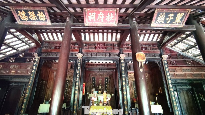 Ngôi nhà có bao lam, hoành phi, liễn, đại tự, khánh thờ… được trang trí hoa văn cách điệu, chủ đề: Long, Lân, Quy, Phụng, Nai, Điểu, Nho, Sóc… tạo nên những nét văn hóa nghệ thuật độc đáo mang đậm phong cách văn hóa Việt trên đất Bình Dương lúc bấy giờ. Ngôi nhà có bao lam, hoành phi, liễn, đại tự, khánh thờ… được trang trí hoa văn cách điệu, chủ đề: Long, Lân, Quy, Phụng, Nai, Điểu, Nho, Sóc… tạo nên những nét văn hóa nghệ thuật độc đáo mang đậm phong cách văn hóa Việt trên đất Bình Dương lúc bấy giờ.