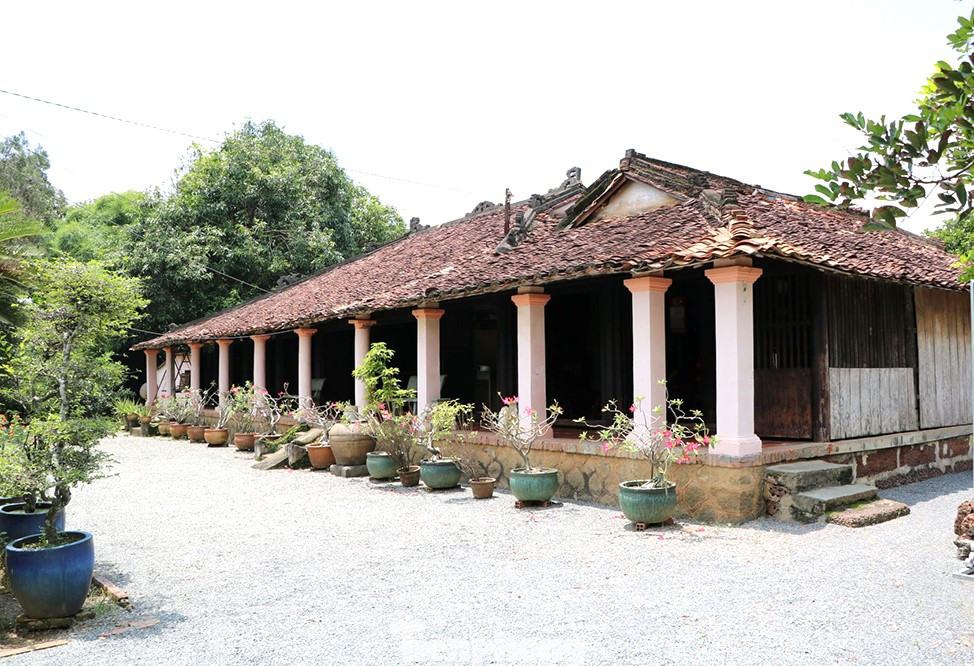 Nhà cổ Đỗ Cao Thứa tại cù lao Bạch Đằng (xã Bạch Đằng, thành phố Tân Uyên), xây dựng khoảng cuối thế kỷ XIX, lối kiến trúc chữ Đinh. Ngôi nhà được làm toàn bằng gỗ quý. Nhà cổ Đỗ Cao Thứa tại cù lao Bạch Đằng (xã Bạch Đằng, thành phố Tân Uyên), xây dựng khoảng cuối thế kỷ XIX, lối kiến trúc chữ Đinh. Ngôi nhà được làm toàn bằng gỗ quý.