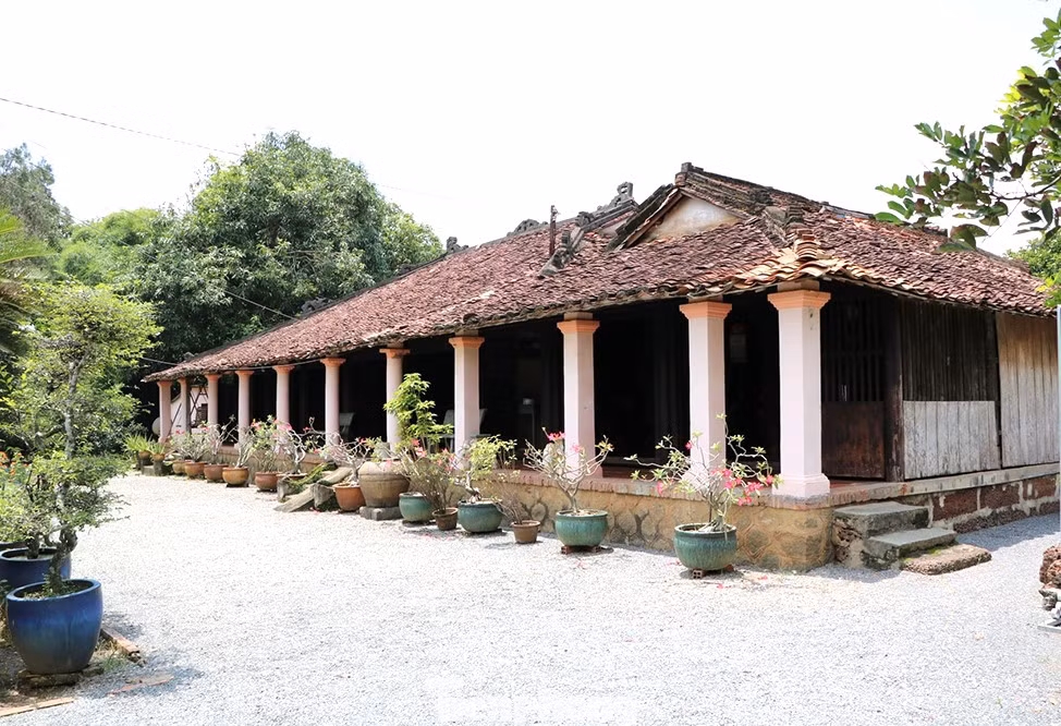 Nhà cổ Đỗ Cao Thứa tại cù lao Bạch Đằng (xã Bạch Đằng, thành phố Tân Uyên), xây dựng khoảng cuối thế kỷ XIX, lối kiến trúc chữ Đinh. Ngôi nhà được làm toàn bằng gỗ quý. Nhà cổ Đỗ Cao Thứa tại cù lao Bạch Đằng (xã Bạch Đằng, thành phố Tân Uyên), xây dựng khoảng cuối thế kỷ XIX, lối kiến trúc chữ Đinh. Ngôi nhà được làm toàn bằng gỗ quý.