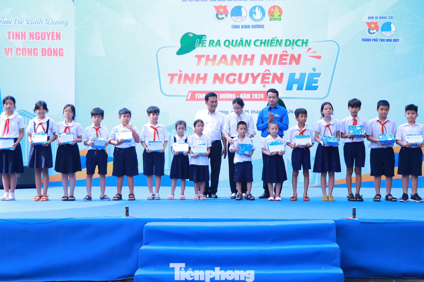 Trao học bổng cho các em học sinh có hoàn cảnh khó khăn, nỗ lực học giỏi