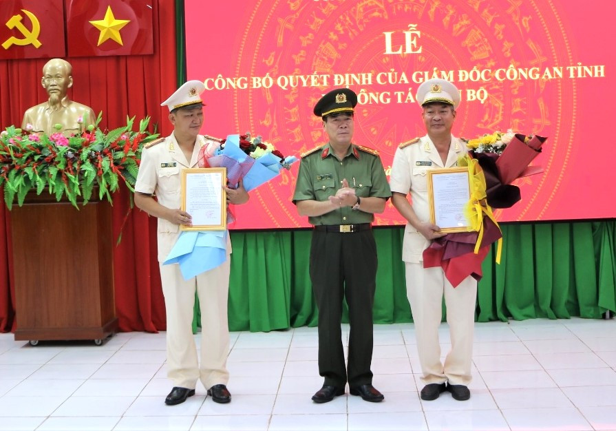 Đại tá Bùi Xuân Thắng, Giám đốc Công an tỉnh Bình Phước (giữa) trao quyết định bổ nhiệm thượng tá Trần Hữu Ngạn và trung tá Tô Nam Hải