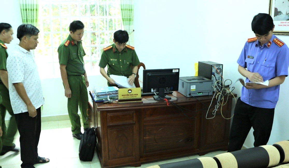 Cơ quan chức năng khám xét nơi làm việc của ông Nguyễn Hữu Hóa