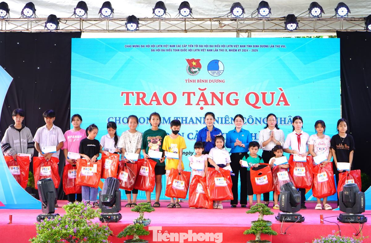 Con em công nhân có hoàn cảnh khó khăn được tặng quà