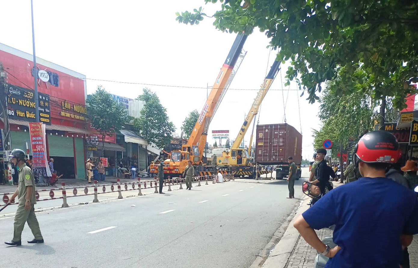 Xe cẩu được điều đến hiện trường Xe cẩu được điều đến hiện trường