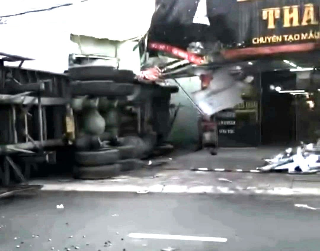 Một phần công trình nhà dân và ô tô đậu trong nhà bị hư hỏng Một phần công trình nhà dân và ô tô đậu trong nhà bị hư hỏng