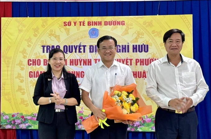 BS.CKII Huỳnh Minh Chín (giữa) nhận quyết định kiêm nhiệm Trung tâm Y tế TP.Thuận An BS.CKII Huỳnh Minh Chín (giữa) nhận quyết định kiêm nhiệm Trung tâm Y tế TP.Thuận An
