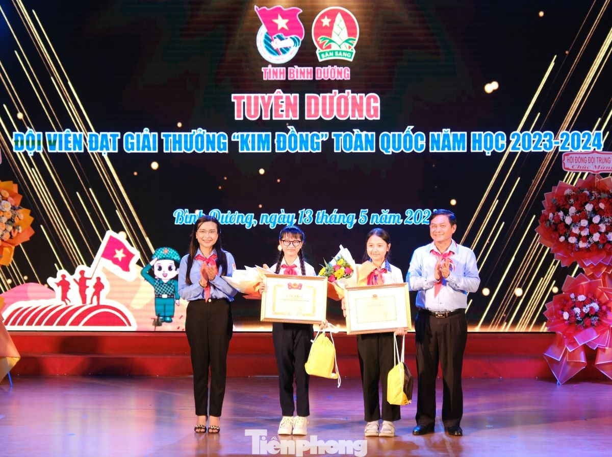 Chị Nguyễn Phạm Duy Trang – Bí thư T.Ư Đoàn, Chủ tịch Hội đồng Đội Trung ương và Chủ tịch HĐND tỉnh Bình Dương Nguyễn Văn Lộc tuyên dương đội viên đạt giải thưởng Kim Đồng. Chị Nguyễn Phạm Duy Trang – Bí thư T.Ư Đoàn, Chủ tịch Hội đồng Đội Trung ương và Chủ tịch HĐND tỉnh Bình Dương Nguyễn Văn Lộc tuyên dương đội viên đạt giải thưởng Kim Đồng.