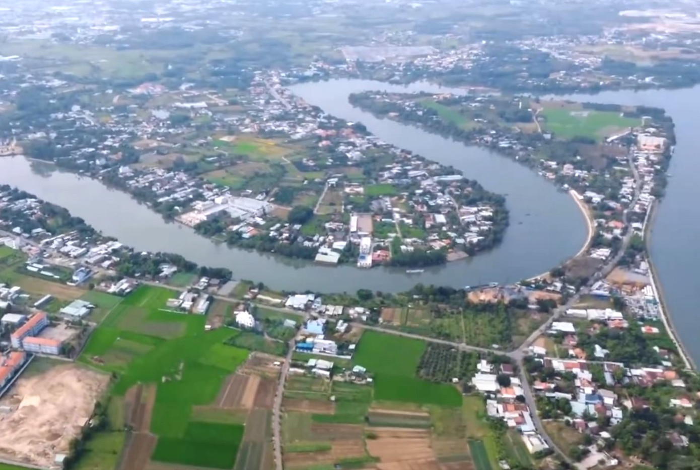 Theo người dân xã Thạnh Hội, toàn bộ diện tích tự nhiên của xã là một cù lao, cách biệt hoàn toàn với các đơn vị hành chính còn lại của thành phố Tân Uyên.