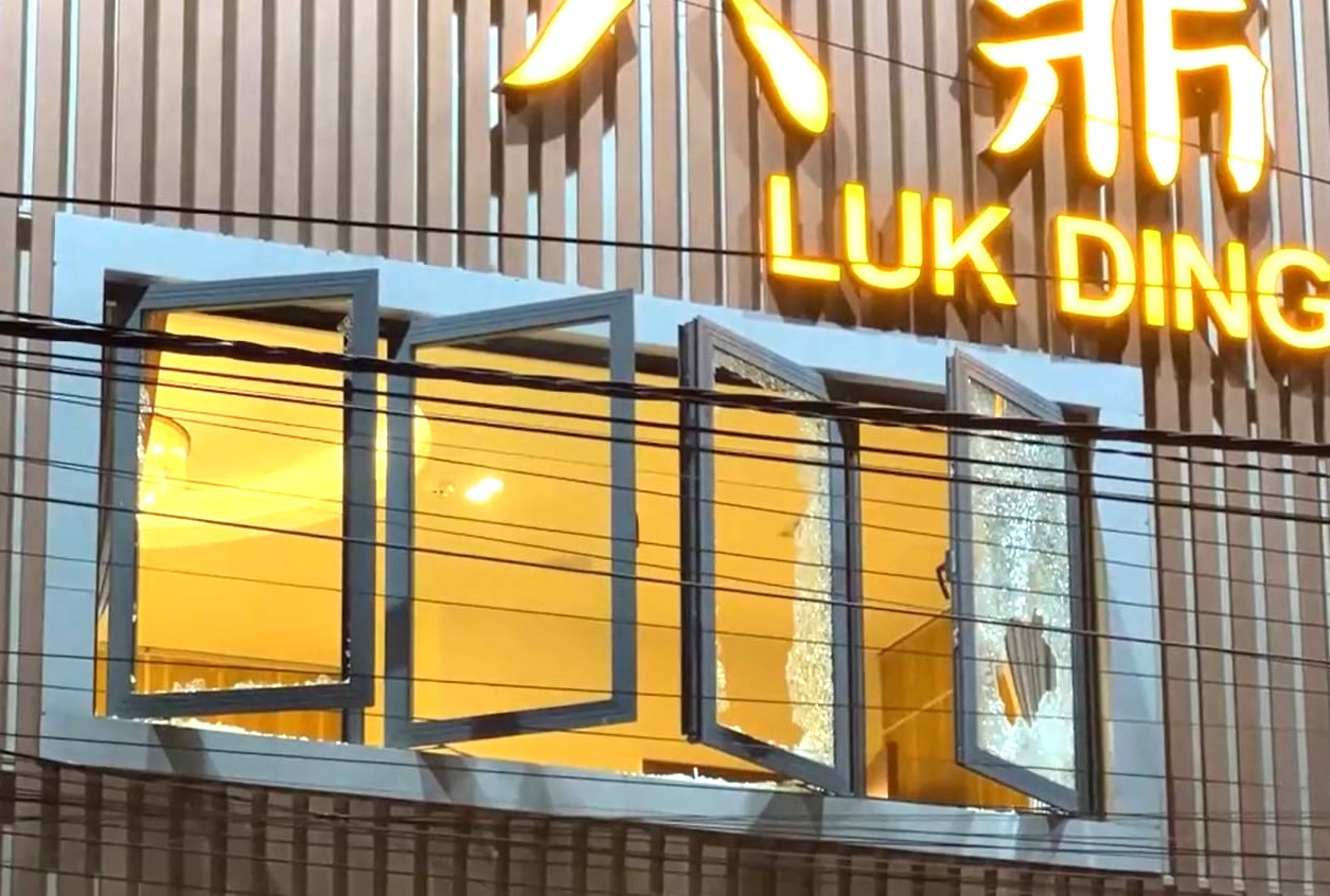 Cửa sổ tầng trên của nhà hàng bị đập vỡ Cửa sổ tầng trên của nhà hàng bị đập vỡ