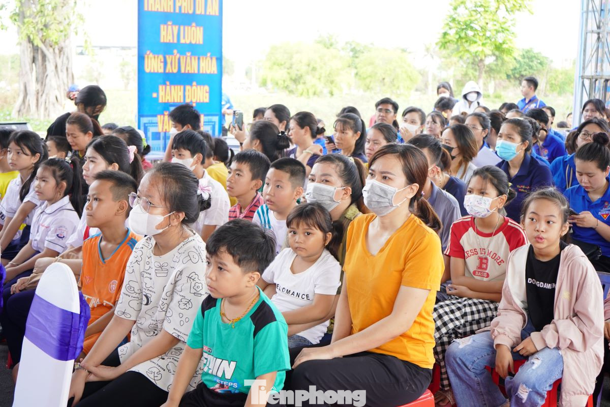 Thanh niên công nhân tham dự chương trình lễ phát động