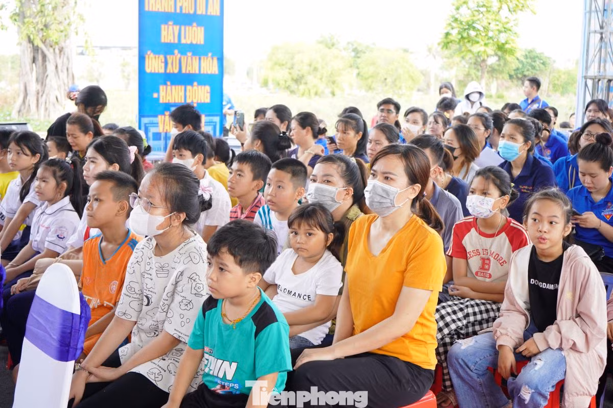 Thanh niên công nhân tham dự chương trình lễ phát động