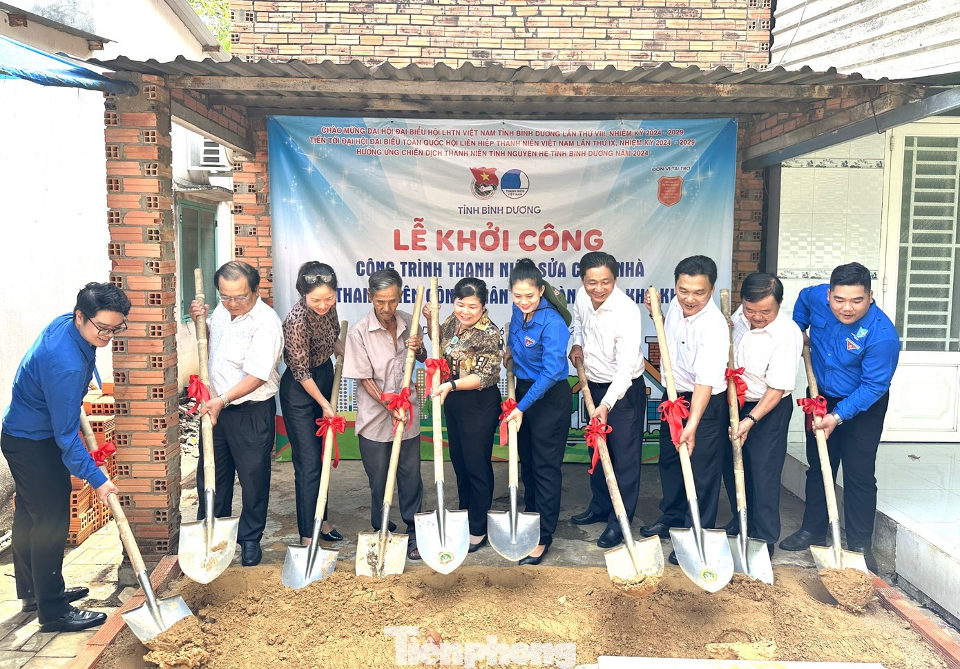 Khởi công công trình sửa chữa nhà cho thanh niên công nhân có hoàn cảnh khó khăn