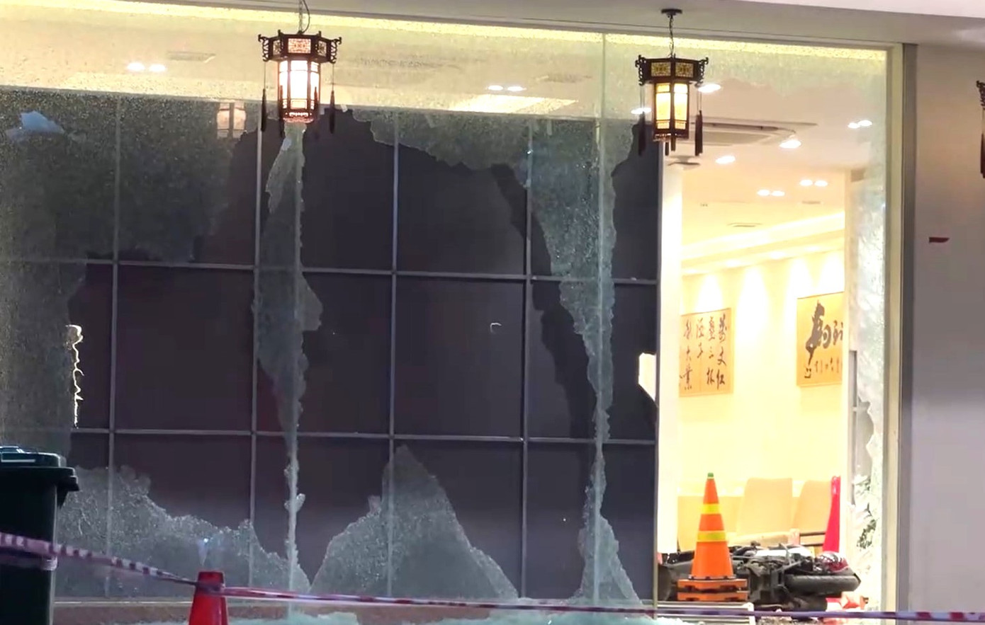 Cửa kính bị đập vỡ Cửa kính bị đập vỡ