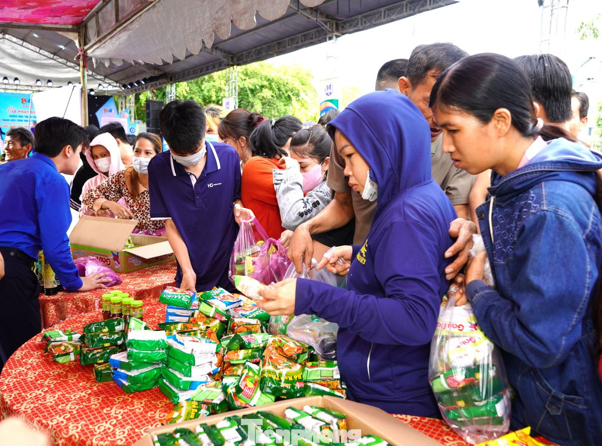 Công nhân mua hàng 0 đồng tại lễ phát động Tháng công nhân và tuần lễ Thanh niên công nhân