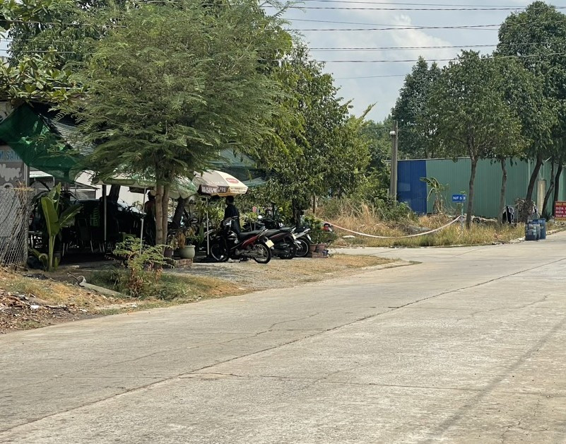 Công an phong tỏa đường NF5 để khám nghiệm điều tra vụ việc Công an phong tỏa đường NF5 để khám nghiệm điều tra vụ việc