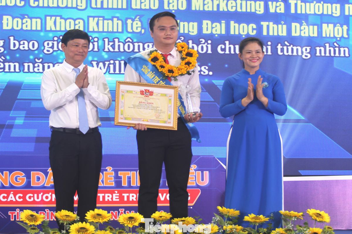 Chủ tịch UBND tỉnh Bình Dương Võ Văn Minh và Bí thư Tỉnh Đoàn Bình Dương Trần Thị Diễm Trinh tuyên dương Gương công dân trẻ tiêu biểu. Chủ tịch UBND tỉnh Bình Dương Võ Văn Minh và Bí thư Tỉnh Đoàn Bình Dương Trần Thị Diễm Trinh tuyên dương Gương công dân trẻ tiêu biểu.