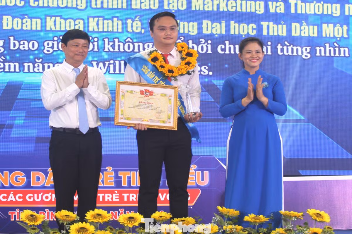 Chủ tịch UBND tỉnh Bình Dương Võ Văn Minh và Bí thư Tỉnh Đoàn Bình Dương Trần Thị Diễm Trinh tuyên dương Gương công dân trẻ tiêu biểu.