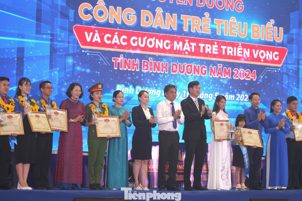 Các đại biểu chụp hình lưu niệm với các công dân trẻ tiêu biểu Các đại biểu chụp hình lưu niệm với các công dân trẻ tiêu biểu