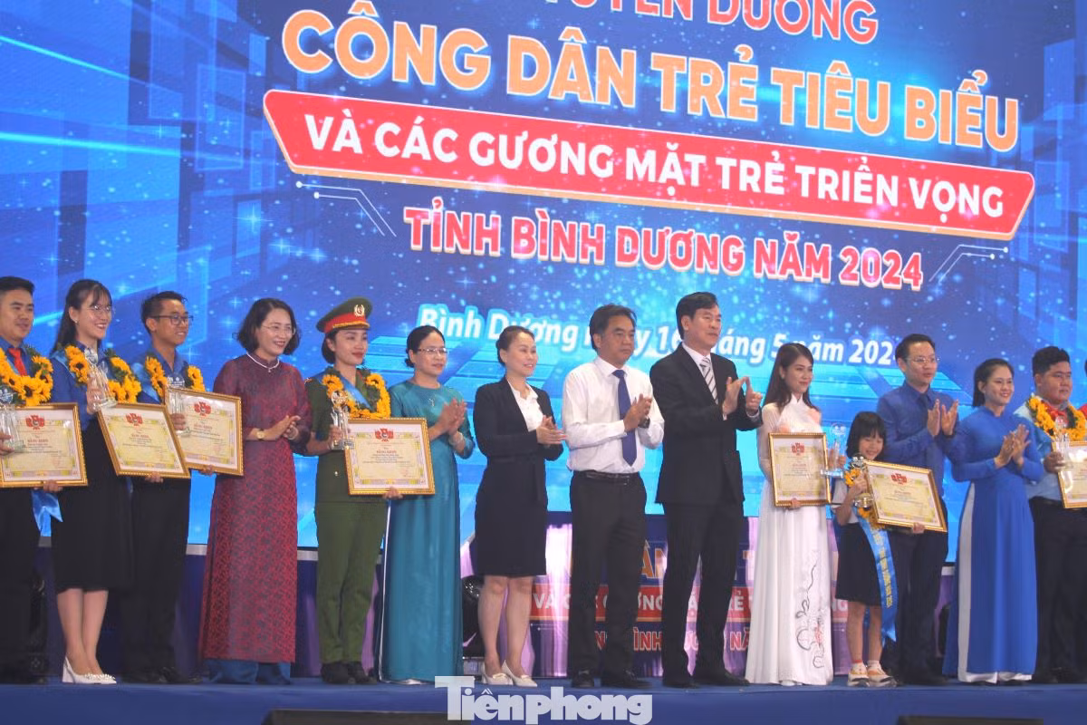 Các đại biểu chụp hình lưu niệm với các công dân trẻ tiêu biểu