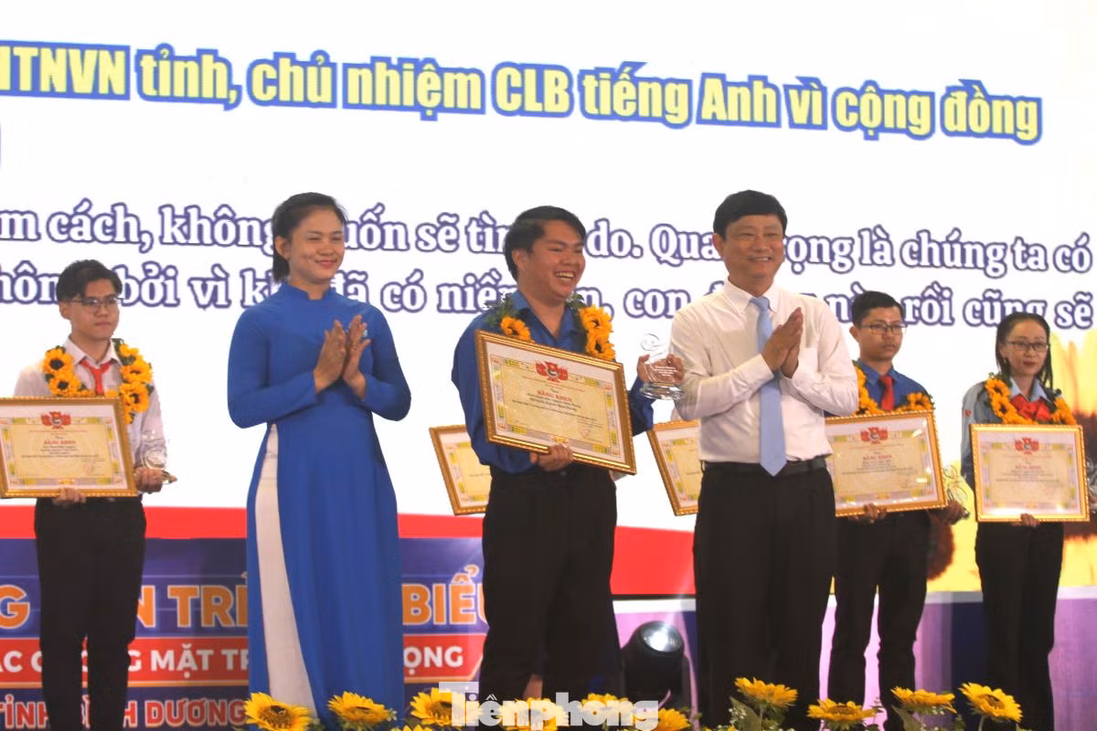 Chủ tịch UBND tỉnh Bình Dương Võ Văn Minh và Bí thư Tỉnh Đoàn Bình Dương Trần Thị Diễm Trinh tuyên dương Gương công dân trẻ triển vọng.