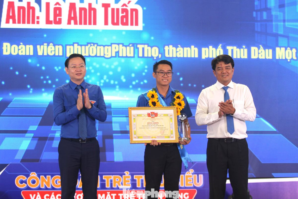 Trưởng Ban Dân vận Tỉnh ủy Bình Dương (bìa phải) và anh Trần Hữu, Trưởng Ban Thanh niên Công nhân và Đô thị Trung ương Đoàn tuyên dương công dân trẻ tiêu biểu. Trưởng Ban Dân vận Tỉnh ủy Bình Dương (bìa phải) và anh Trần Hữu, Trưởng Ban Thanh niên Công nhân và Đô thị Trung ương Đoàn tuyên dương công dân trẻ tiêu biểu.