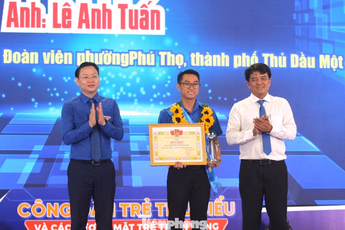 Trưởng Ban Dân vận Tỉnh ủy Bình Dương (bìa phải) và anh Trần Hữu, Trưởng Ban Thanh niên Công nhân và Đô thị Trung ương Đoàn tuyên dương công dân trẻ tiêu biểu.