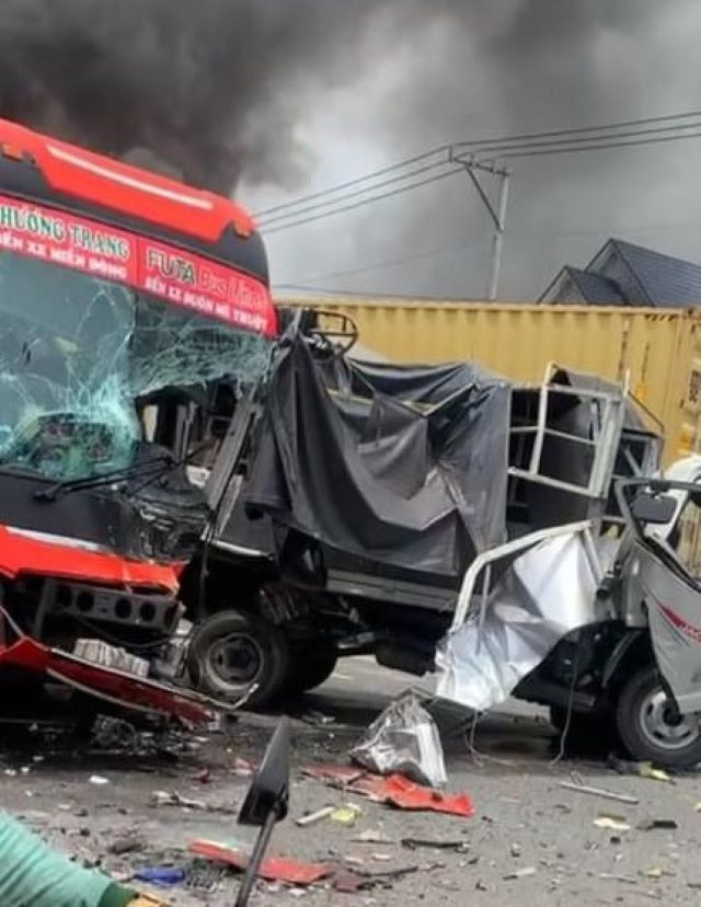 Xe tải nằm kẹp giữa xe khách và xe đầu kéo container.