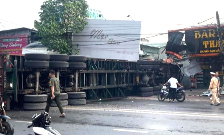 Chiếc xe container lật ngang giữa đường Chiếc xe container lật ngang giữa đường