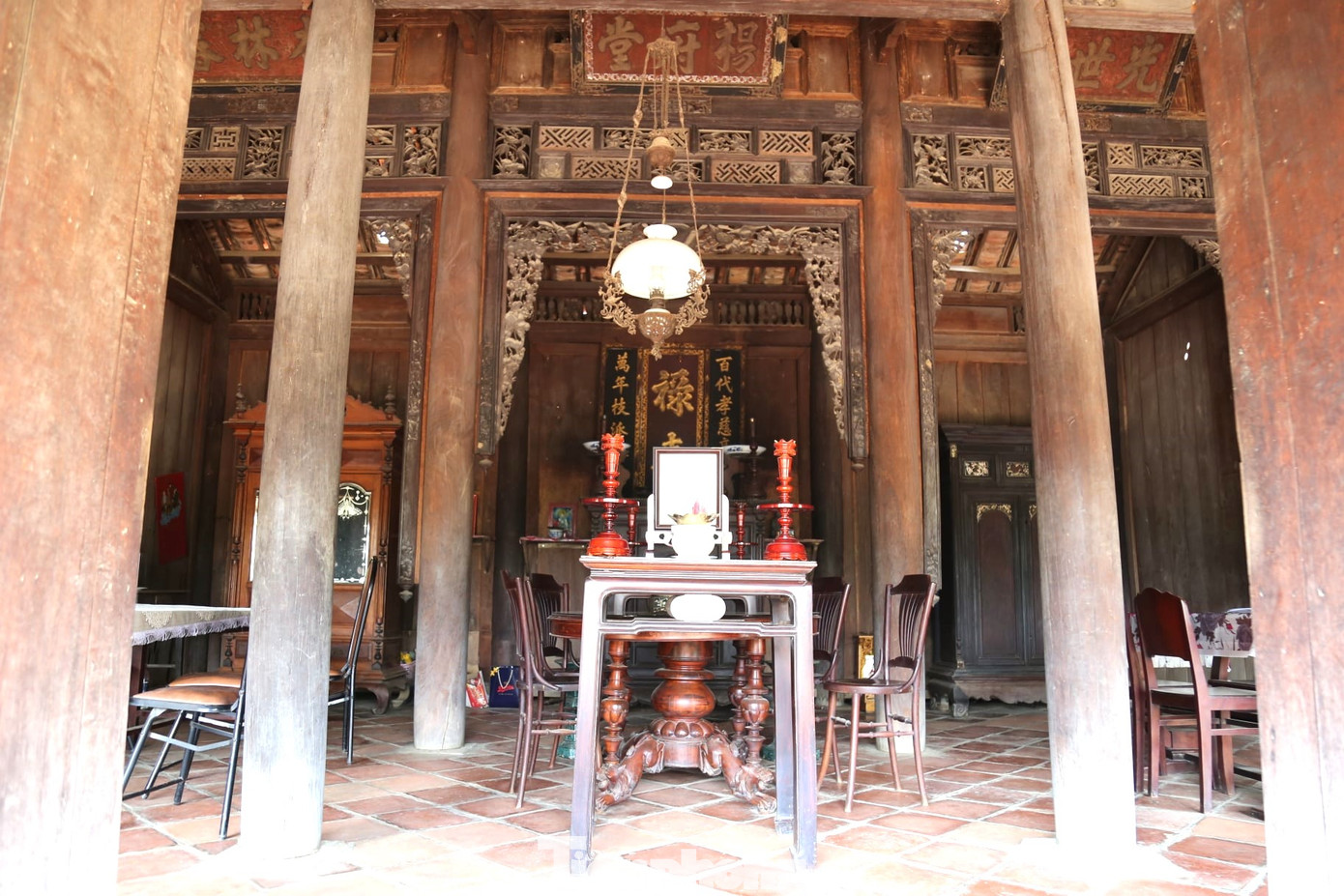 Ngôi nhà được xây dựng theo dạng chữ Đinh, đây là kiểu nhà truyền thống của người Việt, mái lợp ngói âm dương, có ba gian, hai chái. Ngôi nhà được xây dựng theo dạng chữ Đinh, đây là kiểu nhà truyền thống của người Việt, mái lợp ngói âm dương, có ba gian, hai chái.