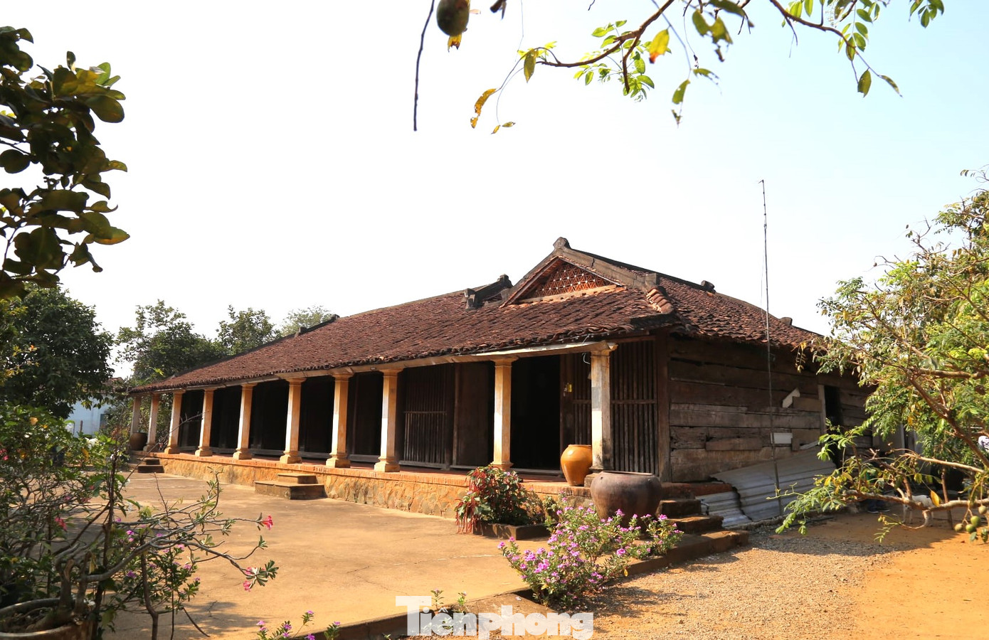 Nhà cổ Dương Văn Hổ ở ấp Điều Hòa (xã Bạch Đằng, thành phố Tân Uyên), xây dựng trong vòng 4 năm (từ năm 1911-1914). Ngôi nhà nằm yên bình, tĩnh lặng trong khu vườn đầy cây trái trên vùng đất cù lao Bạch Đằng. Nhà cổ Dương Văn Hổ ở ấp Điều Hòa (xã Bạch Đằng, thành phố Tân Uyên), xây dựng trong vòng 4 năm (từ năm 1911-1914). Ngôi nhà nằm yên bình, tĩnh lặng trong khu vườn đầy cây trái trên vùng đất cù lao Bạch Đằng.