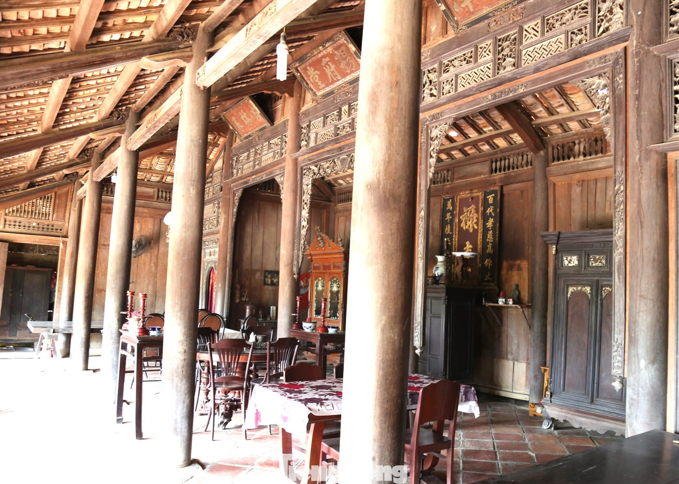 Nhà cổ Dương Văn Hổ được xây dựng trên một gò đất cao, gần sông Đồng Nai. Tổng diện tích của di tích hơn 2.935m2, gồm nhà chính và nhà phụ; ngôi nhà chính quay về hướng đông. Nhà cổ Dương Văn Hổ được xây dựng trên một gò đất cao, gần sông Đồng Nai. Tổng diện tích của di tích hơn 2.935m2, gồm nhà chính và nhà phụ; ngôi nhà chính quay về hướng đông.