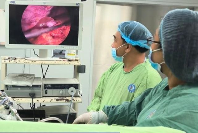 Bác sĩ thực hiện ca phẫu thuật Ảnh: Bệnh viện Đa khoa tỉnh Bình Dương Bác sĩ thực hiện ca phẫu thuật Ảnh: Bệnh viện Đa khoa tỉnh Bình Dương