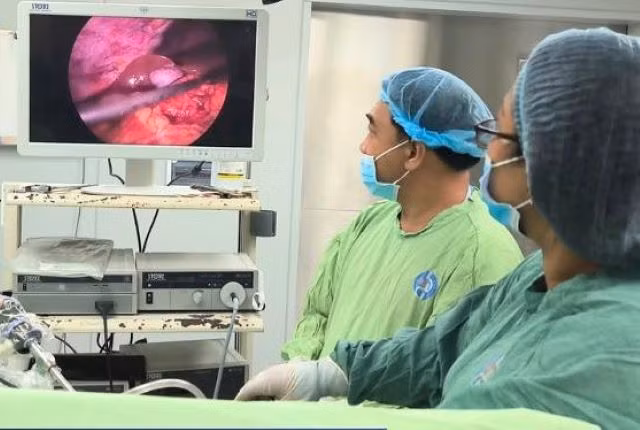 Bác sĩ thực hiện ca phẫu thuật Ảnh: Bệnh viện Đa khoa tỉnh Bình Dương