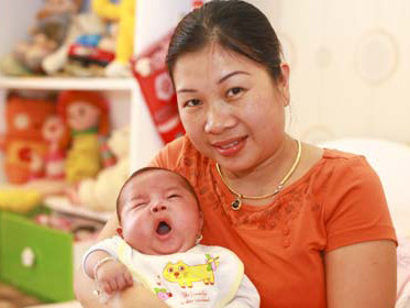 Bé Cao Trung Dũng và mẹ hiện ở nhà một người bà con tại Hà Nội