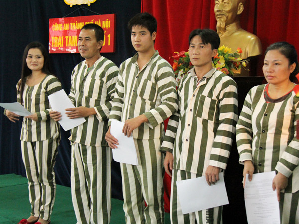 Các phạm nhân nhận quyết định ân xá, giảm án. Các phạm nhân nhận quyết định ân xá, giảm án