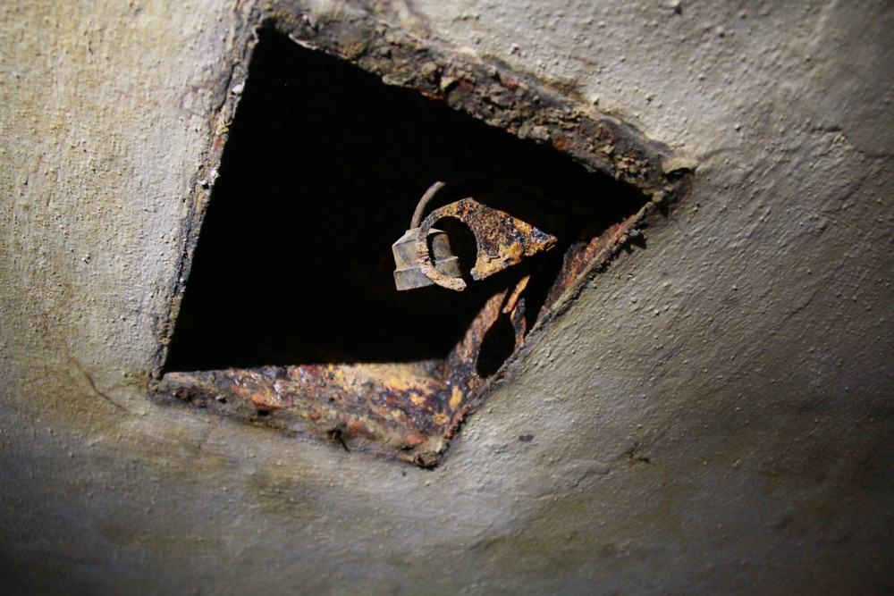 Hầu hết đồ dùng, vật dụng trong căn hằm trải qua thời gian đã hoen gỉ