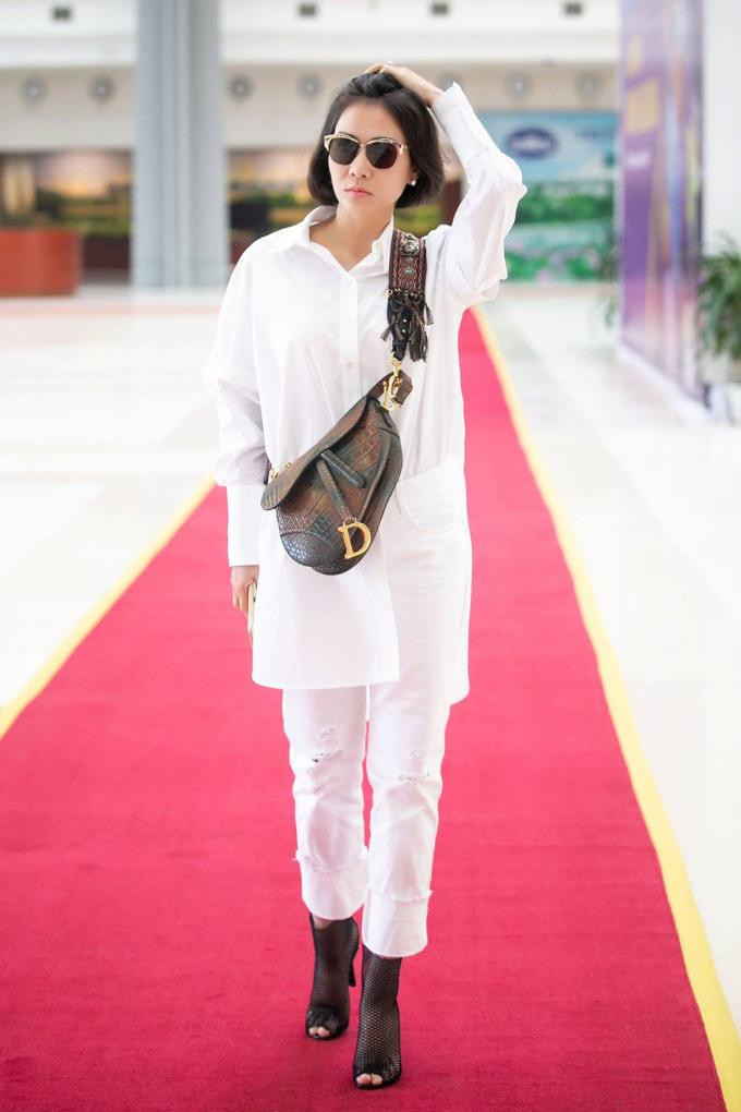 Thu Minh khoe túi Dior